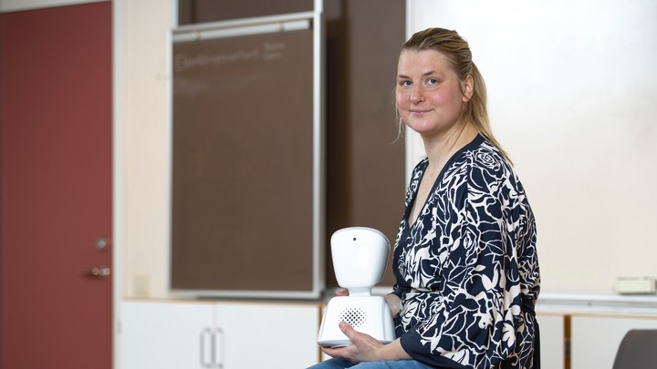 STUGUN 20210210Portr&auml;ttfotografering med Malin Rimm&ouml;, rektor p&aring; Hans&aring;kersskolan i Stugun tillsammans med roboten AV1.Foto: Per Danielsson/Projekt.P