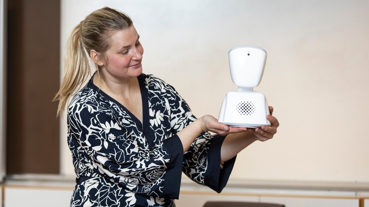 STUGUN 20210210Portr&auml;ttfotografering med Malin Rimm&ouml;, rektor p&aring; Hans&aring;kersskolan i Stugun tillsammans med roboten AV1.Foto: Per Danielsson/Projekt.P