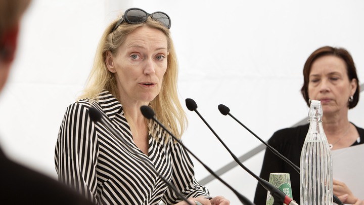 Visby 190703Bilder till OTW, Barncancerfonden.seminarium med Varför får barn med cancer inte tillgång till de behandlingar de behöver?.Från vänster Karin Mellgren (bruna kläder), Kerstin Sollerbrandt (vit barncancertröja), Hans Hägglund, Helena Anderin (svart/vit/randig/klänning), Kristina Nilsson (svart kofta, blommig klänning), Barbro Westerholm (politiker, äldre).Foto Ola TorkelssonCopyright Ola Torkelsson ©