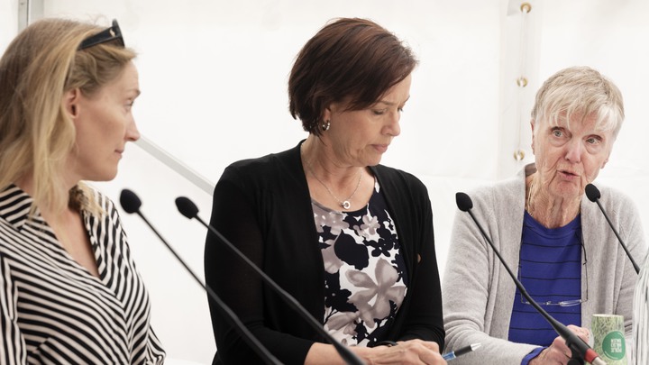 Visby 190703Bilder till OTW, Barncancerfonden.seminarium med Varför får barn med cancer inte tillgång till de behandlingar de behöver?.Från vänster Karin Mellgren (bruna kläder), Kerstin Sollerbrandt (vit barncancertröja), Hans Hägglund, Helena Anderin (svart/vit/randig/klänning), Kristina Nilsson (svart kofta, blommig klänning), Barbro Westerholm (politiker, äldre).Foto Ola TorkelssonCopyright Ola Torkelsson ©