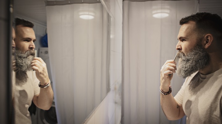 Tomten Tobias Guldstrand sprayat det mörka skägget innan han förvandlas till jultomten.