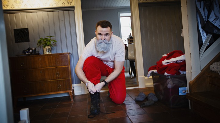 Tomten Tobias Guldstrand byter om till jultomte.