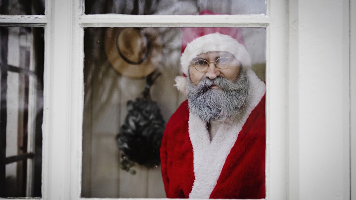 Tomten Tobias Guldstrand har sprayat skägget vitt och ska köra tomtandet digitalt i år på grund av coronapandemin.
