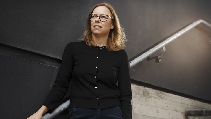 Anna Hagstr&ouml;m och forskar om en ovanlig form av leukemi med en specifik genetisk f&ouml;r&auml;ndring som g&ouml;r den mer sv&aring;rbehandlad.Hon arbetar p&aring; Inst. f&ouml;r laboratoriemedicin i Lund. Bilderna &auml;r tagna utanf&ouml;r BMC i Lund