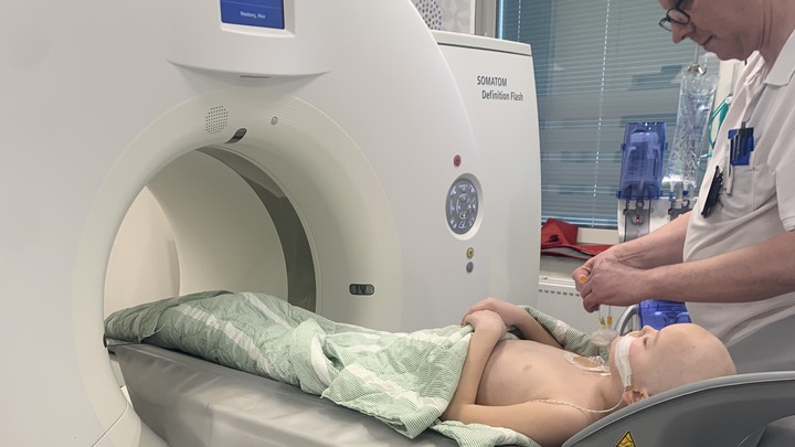 Alice ligger redo f&ouml;r att str&aring;las.