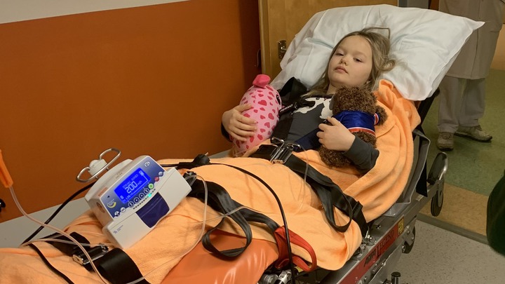 Alice ligger fastsp&auml;nd p&aring; en sjukhusb&aring;r