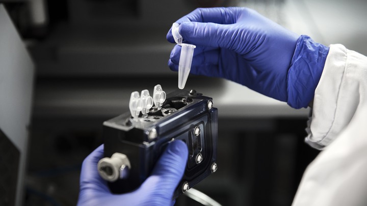 Barncancerforskaren Charlotte B&ouml;iers i Lund.&rdquo;Charlotta forskar om leukemi som drabbar sp&auml;dbarn. Hon vill f&ouml;rst&aring; det absolut f&ouml;rsta steget i leukemiutvecklingen, det som sker redan i fosterstadiet..P&aring; bild : Charlotte placerar provr&ouml;r i cellsorteraren.Fotograf: Johan B&auml;vman