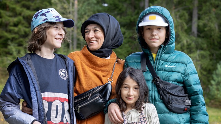 220917  CI/ Barncancerfondenfamiljehelg p&aring; IsabergFamiljen Bozkurt Arban Wiking, Ayse Rabia Bozkurt, Amir Wiking och Amina Bozkurt