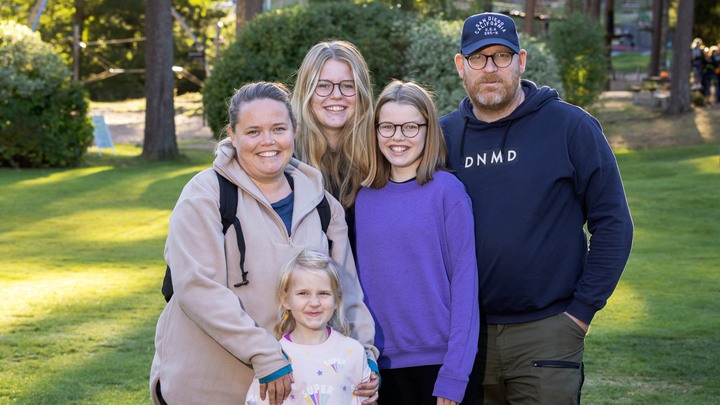 220917  CI/ Barncancerfondenfamiljehelg p&aring; IsabergFamijen Hjalmarssonpappa Daniel, mamma Ulrika, Hilma, Edith och Tyra