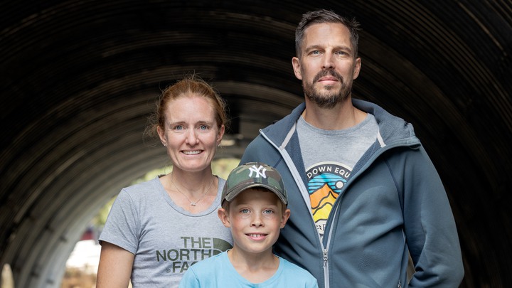 220917  CI/ Barncancerfondenfamiljehelg p&aring; IsabergFamiljen Ljusegrenpappa Magnus, mamma Anni, Alfred