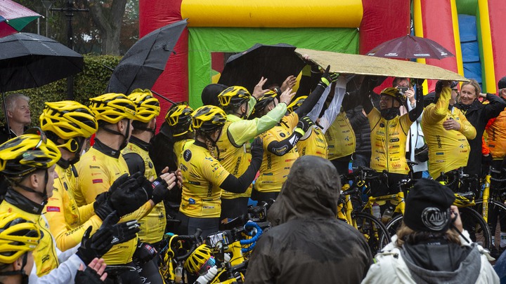 2019. Check&ouml;verl&auml;mning fr&aring;n team Rynkeby till Barncancerfonden, R&aring;dhusparken i J&ouml;nk&ouml;ping.Foto Anna H&aring;llams