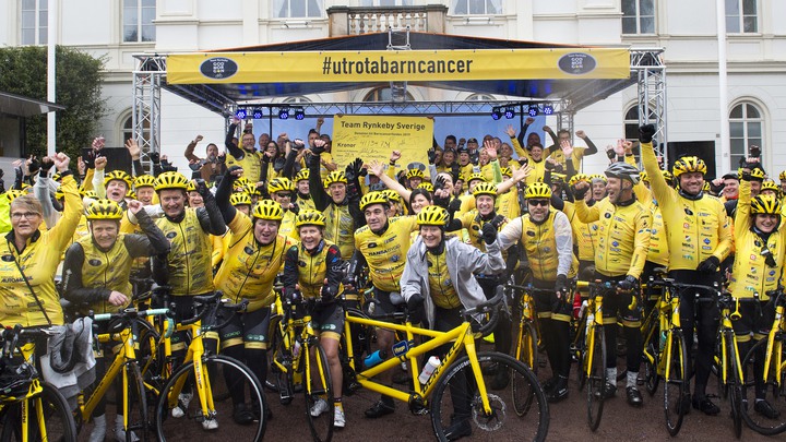 2019. Check&ouml;verl&auml;mning fr&aring;n team Rynkeby till Barncancerfonden, R&aring;dhusparken i J&ouml;nk&ouml;ping.Foto Anna H&aring;llams