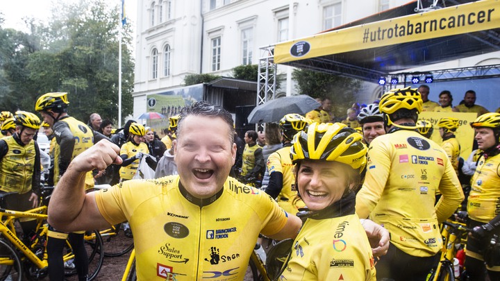 2019. Check&ouml;verl&auml;mning fr&aring;n team Rynkeby till Barncancerfonden, R&aring;dhusparken i J&ouml;nk&ouml;ping.Foto Anna H&aring;llams