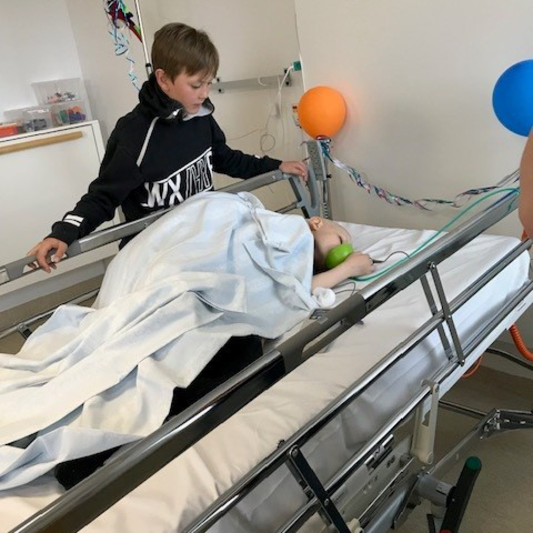 Tim st&aring;r bredvid sjukhuss&auml;ngen d&auml;r Vilgot ligger med syrgasmask.