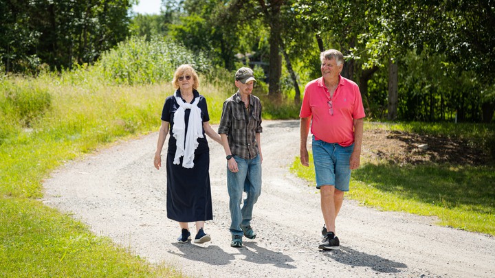 Peter Brolin, 37 &aring;r, Mamma Lena och pappa Robert g&aring;r tillsammans p&aring; en landsv&auml;g.