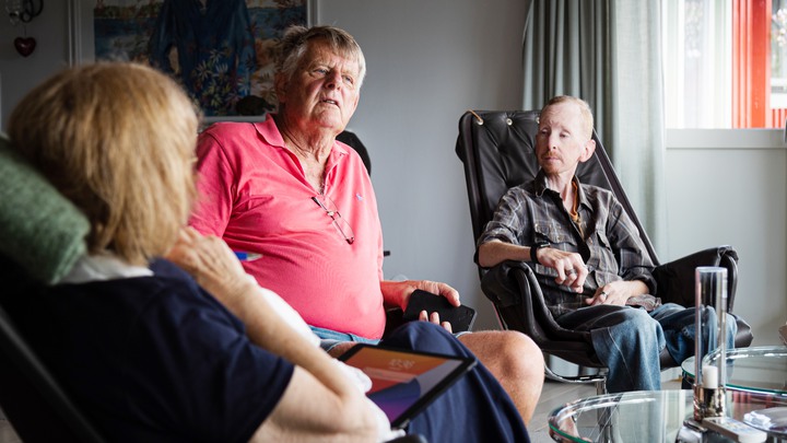 Peter Brolin, 37 &aring;r, Mamma Lena, pappa Robert  sitter och pratar hemma i vardagsrummet p&aring; Djur&ouml;.