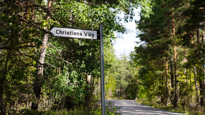 V&auml;gskylt p&aring; en landsv&auml;g d&auml;r det st&aring;r Christians v&auml;g.