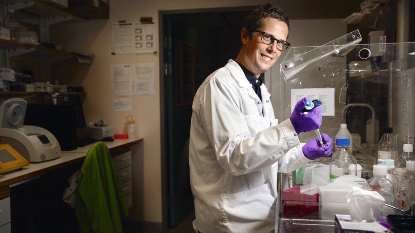 Bild p&aring; Kristian Pietras vid hans labbkontor p&aring; Medicon Village i Lund.Lunds universitet, institutionen f&ouml;r Laboratoriemedicin.Studier av blodk&auml;rlens roll f&ouml;r utveckling och prognos av hj&auml;rntum&ouml;rer hos barn. En studie av pediatriska hj&auml;rntum&ouml;rer som kommunicerande organ. CNS-tum&ouml;rer.Bilder till Barn & Cancer p&aring; uppdrag av OTW Bild p&aring; Kristian Pietras vid hans labbkontor p&aring; Medicon Village i Lund. Bild p&aring; Kristian Pietras vid hans labbkontor p&aring; Medicon Village i Lund.Lunds universitet, institutionen f&ouml;r Laboratoriemedicin.Studier av blodk&auml;rlens roll f&ouml;r utveckling och prognos av hj&auml;rntum&ouml;rer hos barn. En studie av pediatriska hj&auml;rntum&ouml;rer som kommunicerande organ. CNS-tum&ouml;rer.Bilder till Barn & Cancer p&aring; uppdrag av OTW