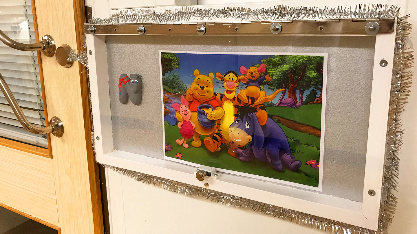 Fantasifulla och egenvalda bilder pryder dörrarna till rummen på 95 A.