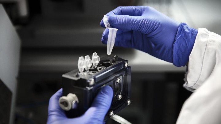 Barncancerforskaren Charlotte B&ouml;iers i Lund.&rdquo;Charlotta forskar om leukemi som drabbar sp&auml;dbarn. Hon vill f&ouml;rst&aring; det absolut f&ouml;rsta steget i leukemiutvecklingen, det som sker redan i fosterstadiet..P&aring; bild : Charlotte placerar provr&ouml;r i cellsorteraren.Fotograf: Johan B&auml;vman