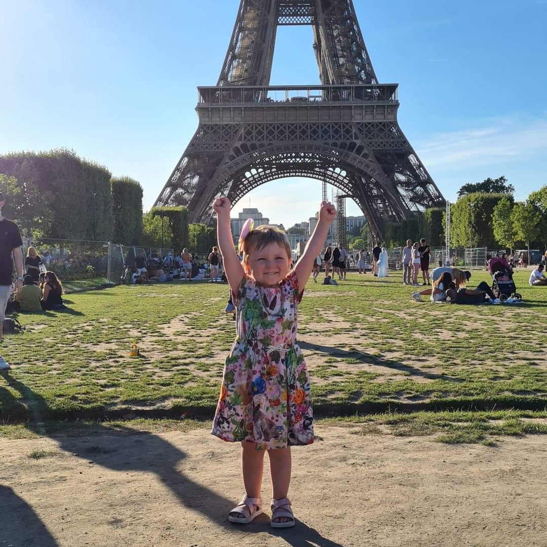 Freja med familj. Drabbades av rhabdomyosarkom vid 2,5 års ålder. Är idag 4 år gammal och färdigbhendlad. Går på kontorller.