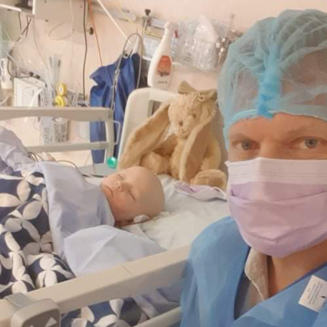 Freja med familj. Drabbades av rhabdomyosarkom vid 2,5 års ålder. Är idag 4 år gammal och färdigbhendlad. Går på kontorller.