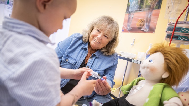 Marie Sandgren som jobbar på barncanceravdelningen på Linköpings universitetssjukhus, Avdelning BOND (Barnavdelning för onkologi, neurologi och diabetes) i Linköping.pojken på bild heter Malte Karlsson.Sjukhuslärare som sitter vid bord med Marie heter Maja johansson och Anders SvenssonFoto Jonas Bilberg