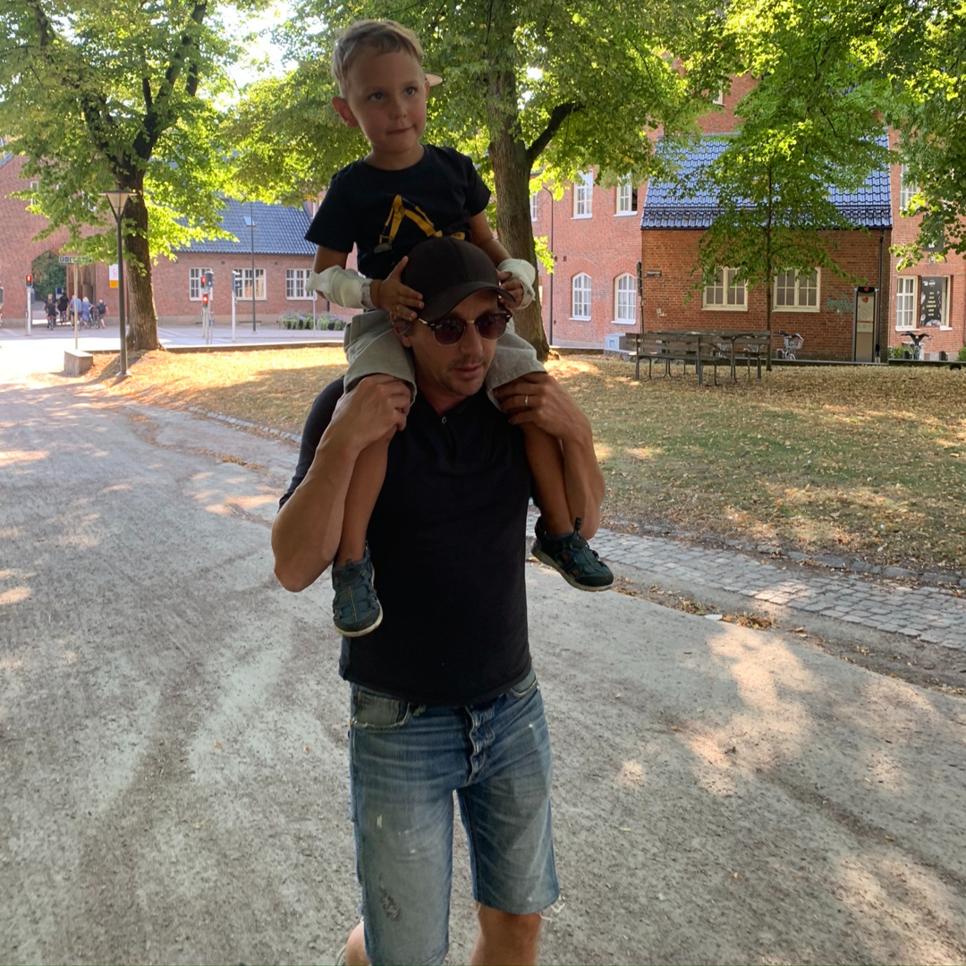 Caspian sitter på sin pappas axlar.