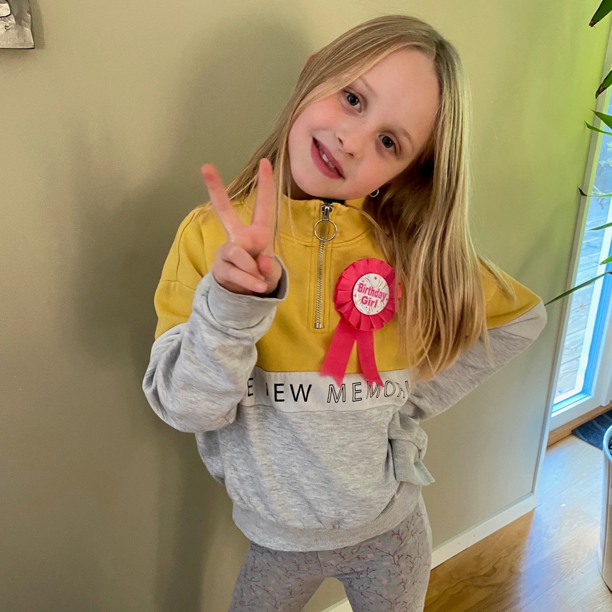 Freja g&ouml;r segertecken med fingrarna