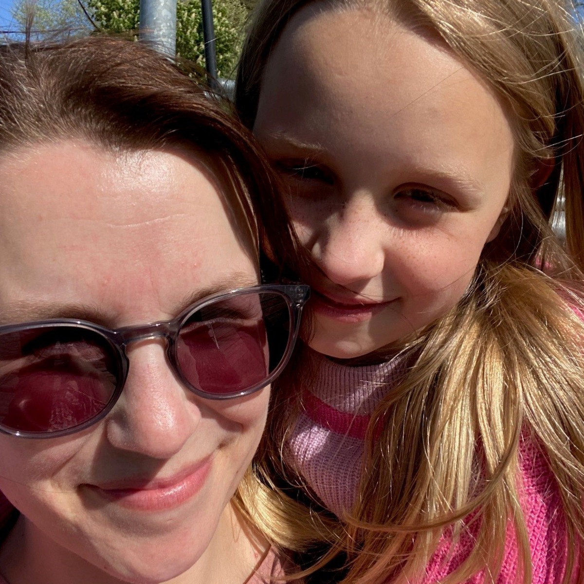 Sandra och Freja med huvudena t&auml;tt ihop