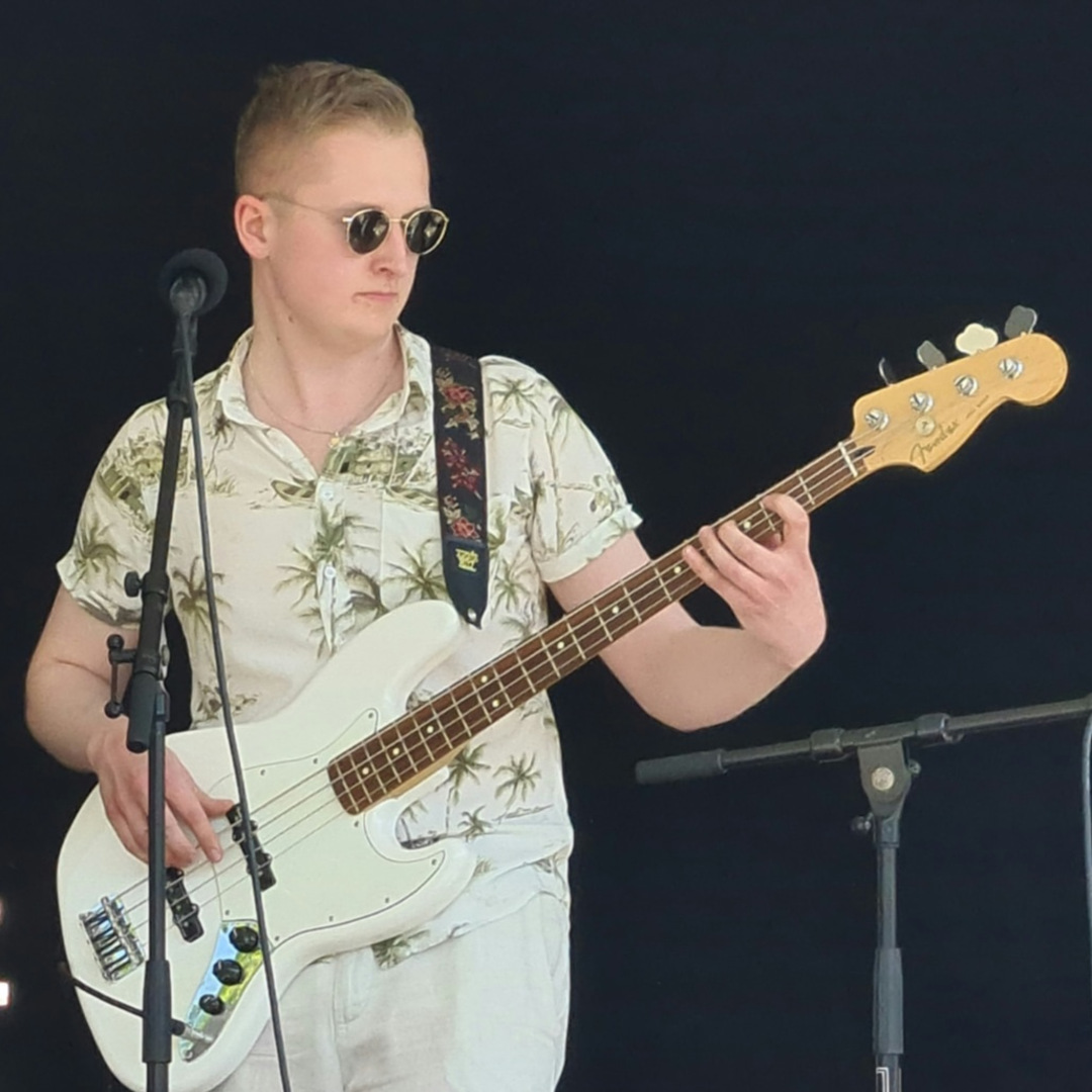 Valdemar st&aring;r framf&ouml;r en mic och spelar elgitarr