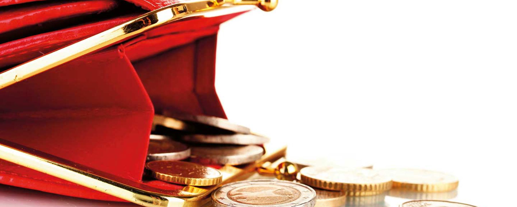 En öppen portmonnä med några mynt på bordet. 