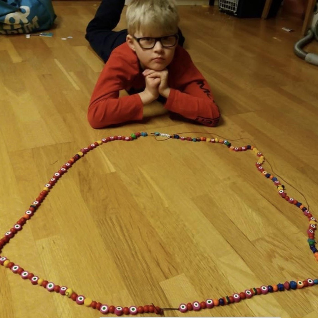 Elvin ligger p&aring; mage p&aring; golvet, st&ouml;ttad p&aring; sina armb&aring;gar och med sitt SuperSn&ouml;re framf&ouml;r sig