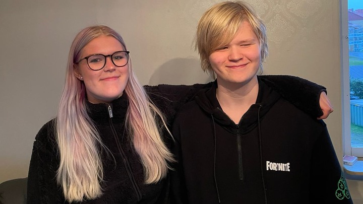 Evelyn och Elvin h&aring;ller varandra om axlarna