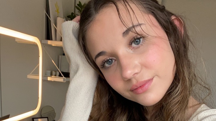 N&auml;rbild p&aring; ung tjej som tittar in i kameran.