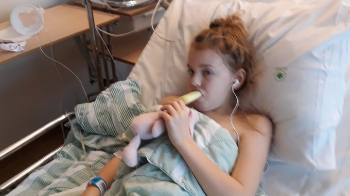 Katrine Kriström i Umeå skriver om hur det var när hennes dotter Elin fick medulloblastom 2017 och den fina relation de fick med konsultsjuksköterskan Marita.