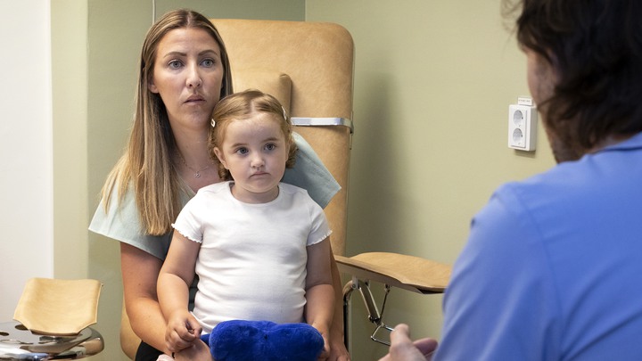 Alicia Bornebach, mamma Malin, pappa Samuel för Barncancerfonden