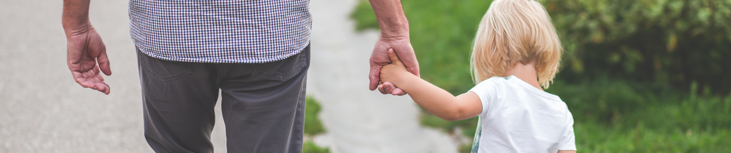 Man håller liten flicka i handen för ge en gåva företag