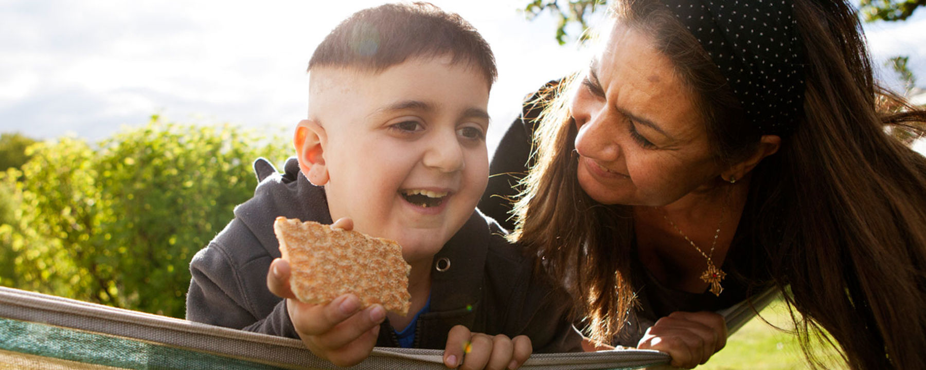 Gabbe äter en macka.