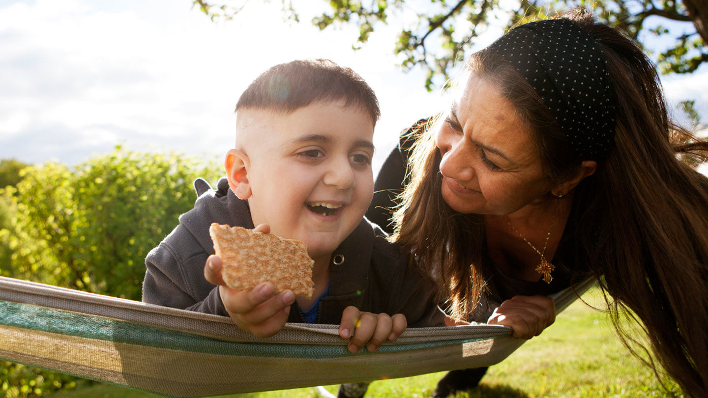 Gabbe äter en macka.