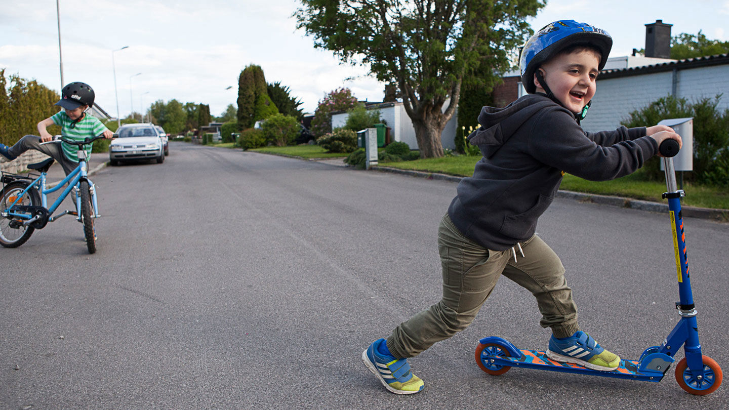 Gabbe leker med sin sparkcykel.