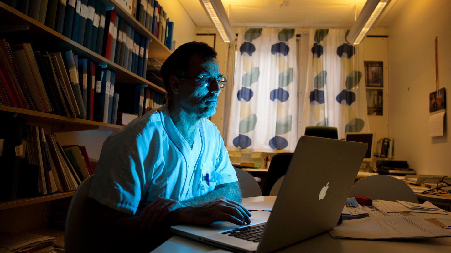 Jonas sitter vid sin laptop-dator.