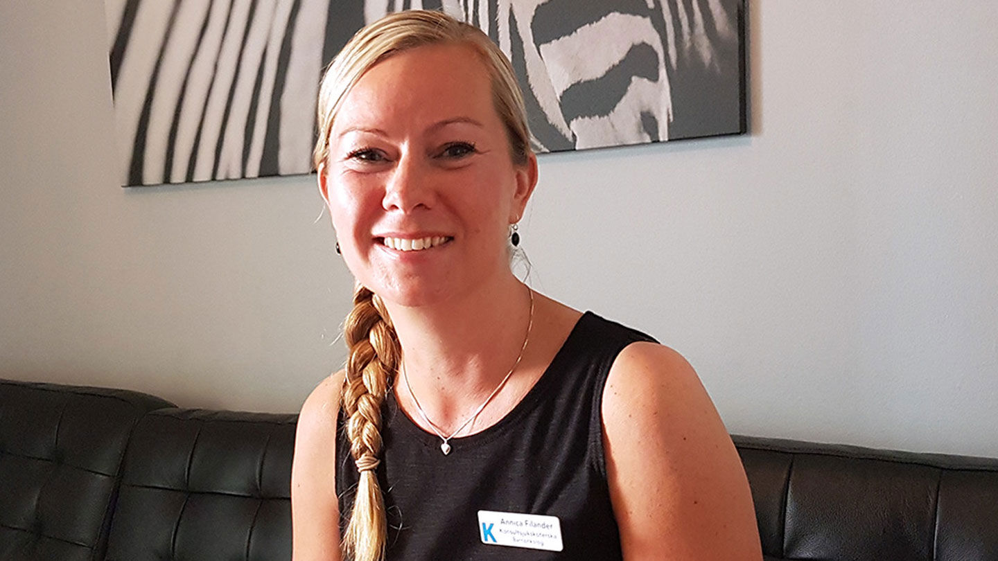 Annica ler i närbild.