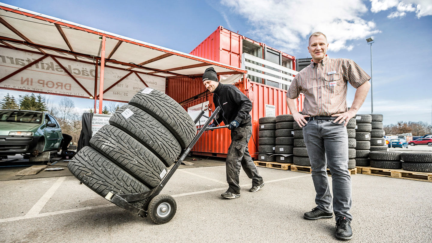 En man som kör fram fyra bildäck
