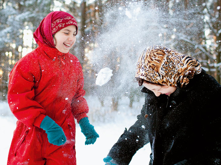 Sheima leker i snön med sin syster.