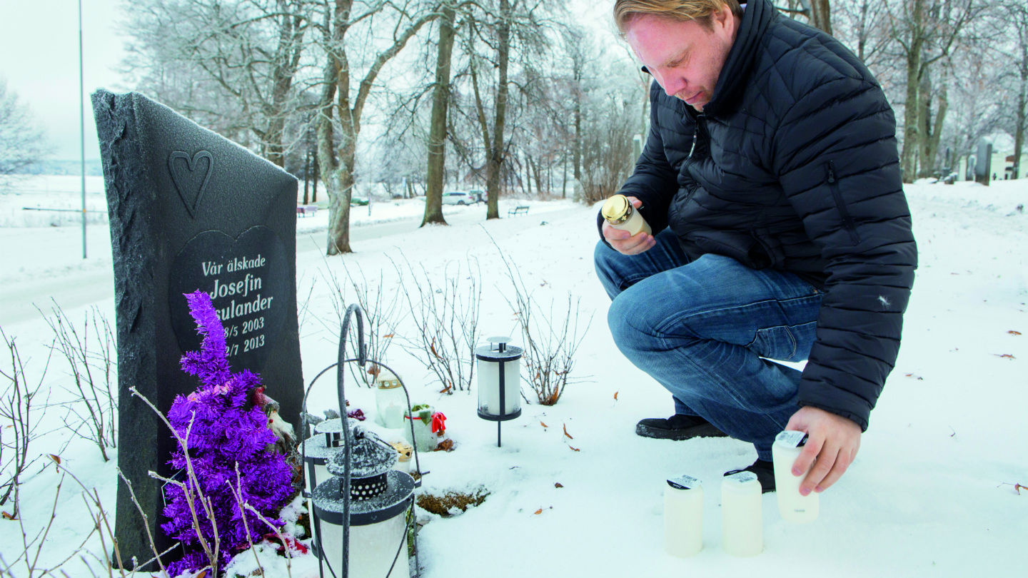 Pappa Calle vid dottern Josefins grav.