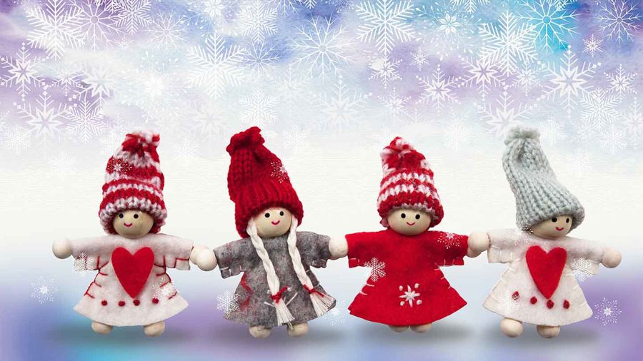 Fyra tygtomtar på rad. Ljuslila och blå bakgrund